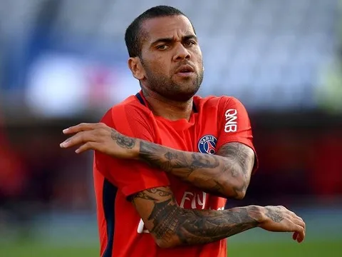 Bị fan Barca ném vào sọt rác, Dani Alves phản ứng thế nào?
