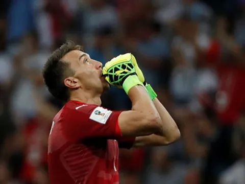 BI KỊCH: Thủ thành Uruguay mất hai người thân trước trận thua Pháp