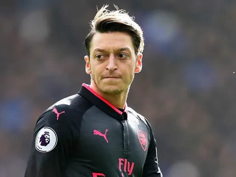 Bị loại khỏi Europa League, fan đổ xô trách hờn Ozil