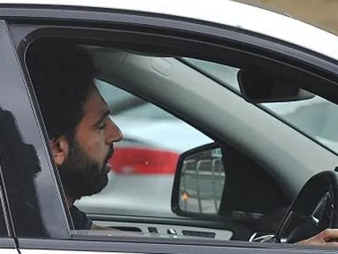 Bị Messi vượt mặt, Salah buồn rũ rượi đến sân tập Liverpool