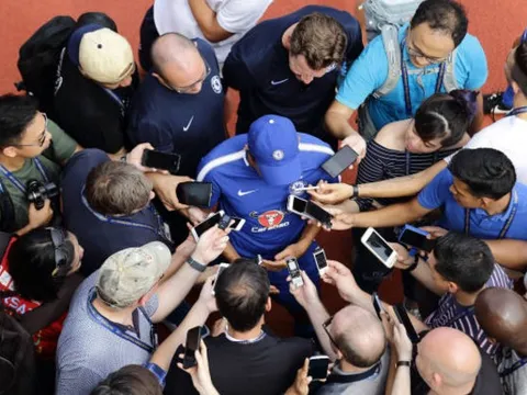 Bị phóng viên 'vây', Conte trút giận lên Morata?