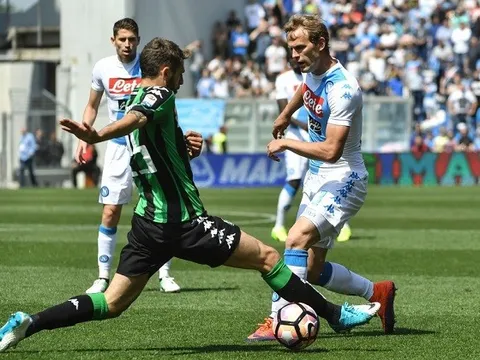 Bị Sassuolo níu chân, Napoli lỡ cơ hội bám đuổi Roma