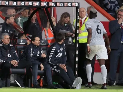 Bị thay ra, Paul Pogba có hành động xem thường Mourinho