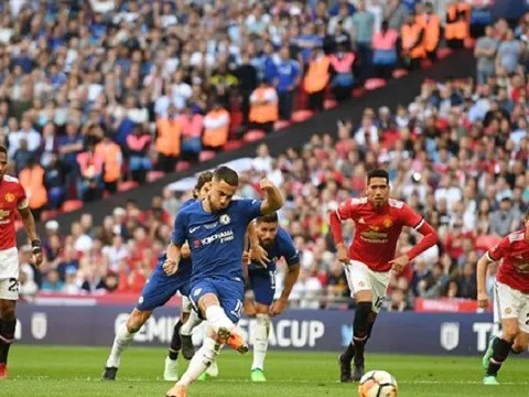 Biến Phil Jones thành người thừa, Hazard giúp Chelsea nâng cao cúp FA