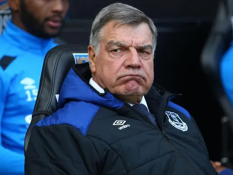 Big Sam bị Ban lãnh đạo Everton "chơi khăm"