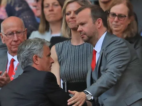 Căng thẳng leo thang, Ban lãnh đạo M.U gửi thông điệp 'mạnh mẽ' đến Mourinho