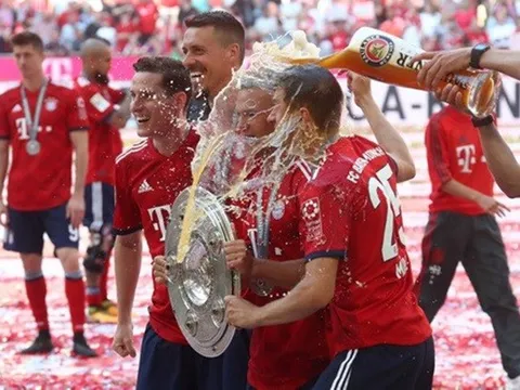 Thua thảm Stuttgart, Bayern Munich đăng quang với màn tắm bia