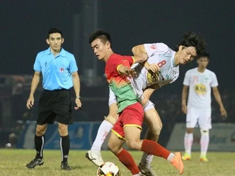 Vợ trọng tài bị rượt đánh muốn chồng bỏ nghề