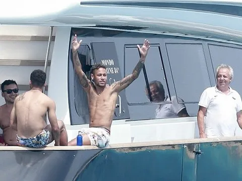 Bỏ mặc tin đồn, Neymar thư giãn bên du thuyền đắt giá