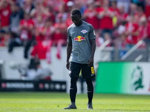 Bom tấn của Liverpool tạm biệt 'mái nhà' RB Leipzig bằng chiếc thẻ đỏ