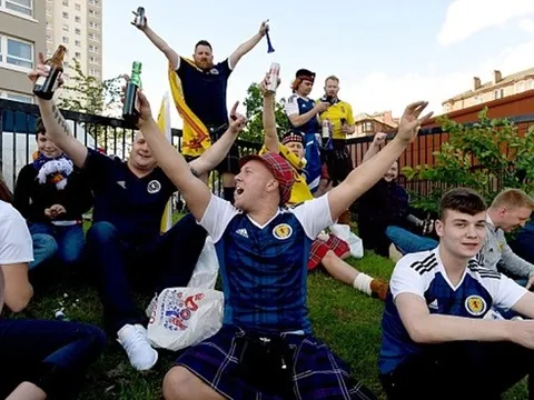 Bóng chưa lăn nhưng Scotland đã thắng vang dội