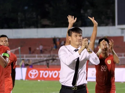Bóng đá Việt Nam mua vui: Phút 89, thật - giả khó lường...
