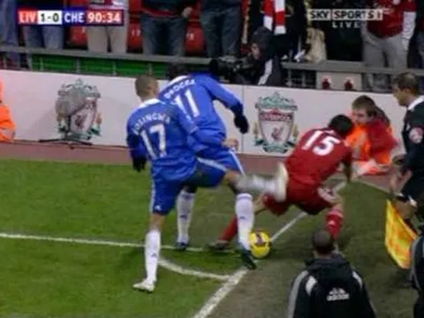 Bosingwa "xử đẹp" Benayoun vì tội câu giờ