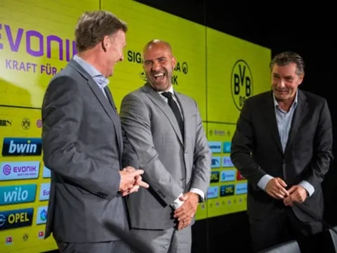 Bosz cười hết ga trong ngày đầu làm 'Boss' tại Dortmund