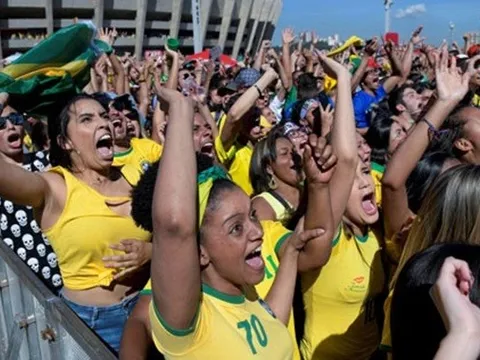 Brazil thắng nhọc: 6 phút sau, cửa mở