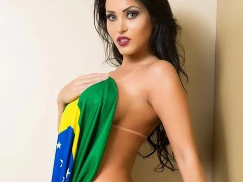 Nữ CĐV Brazil đến đâu, "lửa cháy" đến đó