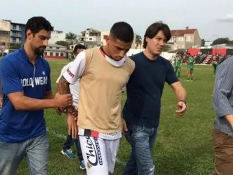 Cầu thủ Brazil bị cảnh sát bắt ngay trên sân