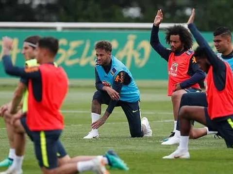 Brazil nguy to, Neymar nhăn nhó ôm chân trong buổi tập