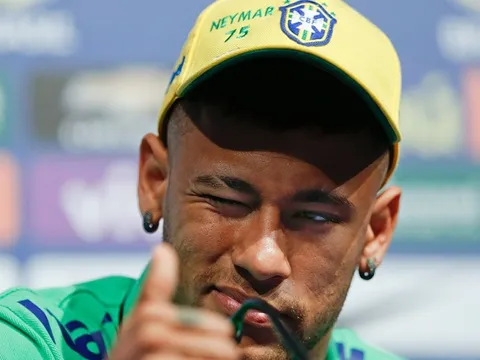 Brazil thất bại, Neymar chuyển sang yêu bóng rổ?