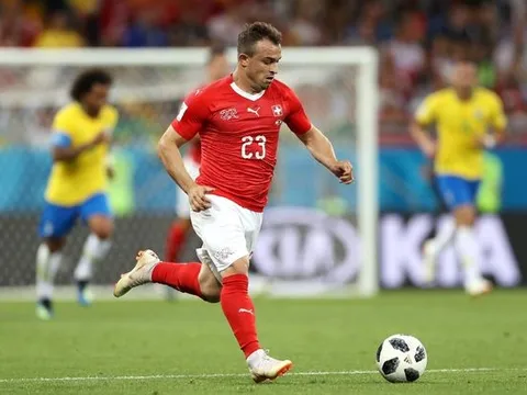 Gary Neville chỉ trích mục tiêu chuyển nhượng của Liverpool 'thiếu chuyên nghiệp' khi được ra giá