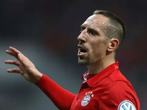 Bức xúc trọng tài, Ribery trở thành 'anh hùng bàn phím'