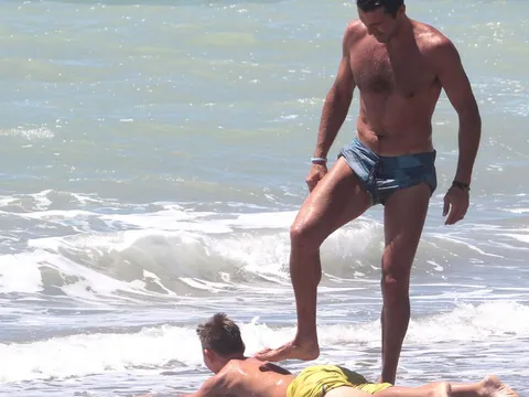 Buffon 'giẫm đạp' con trai giữa chốn đông người