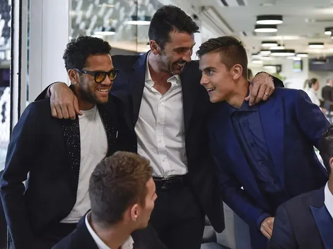 Buffon nói không ngừng trong tiệc ăn mừng cú đúp của Juventus