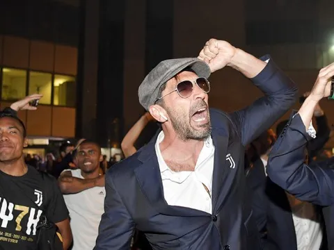 Buffon và đồng đội quẩy nhiệt tình cùng 300 'anh em' tại Turin