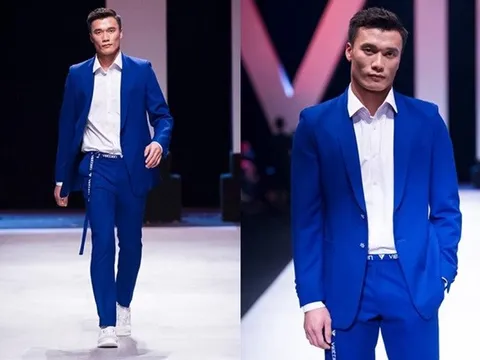 Bùi Tiến Dũng bật khóc vì bị "ném đá" vụ diễn thời trang