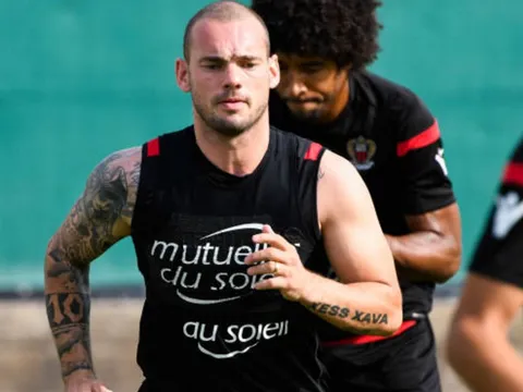 Buổi tập đầu tiên của Sneijder trong màu áo Nice
