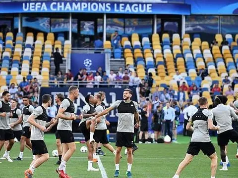 Buổi tập làm quen sân Olimpiyskiy của Liverpool