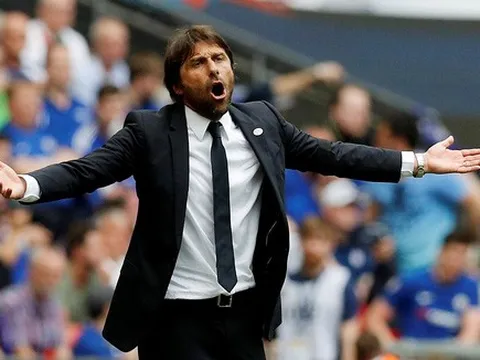 Napoli "dòm ngó" HLV Conte