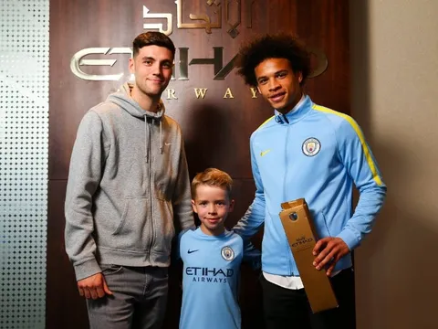 Sane nhận giải, hào hừng tập luyện cùng Man City