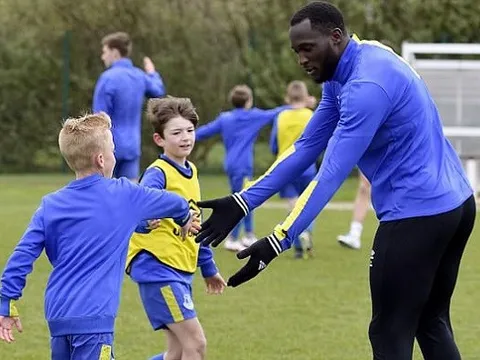 Các cầu thủ nhí sung sướng "phát điên" khi chơi bóng cùng Lukaku
