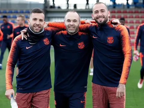 Các đồng đội sống trong thương nhớ cùng Iniesta