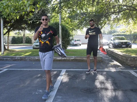 Các sao AS Roma 'tay xách nách mang' trong ngày đầu tập trung