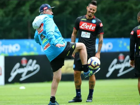 Các sao Napoli chỉ biết cười trước khả năng chơi bóng của Ancelotti