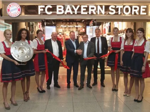 Các "sếp lớn" tề tựu đầy đủ trong ngày Bayern Munich khai trương cửa hàng lưu niệm