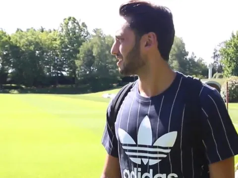Calhanoglu ngượng ngùng tham quan 'nhà' mới tại Milan