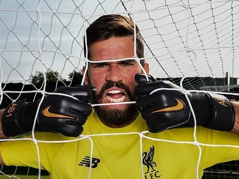 Cận cảnh: Alisson Becker rạng rỡ ra mắt Liverpool