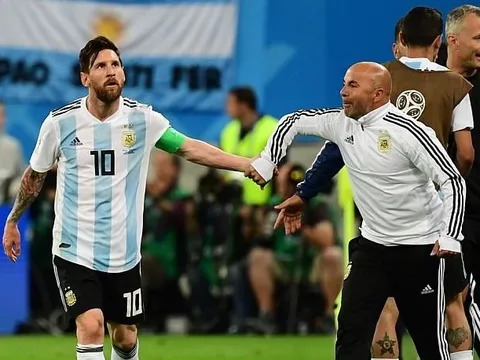 Cận cảnh Sampaoli hỏi ý Messi: "Giờ tôi làm gì? Có cho Aguero vào không?"