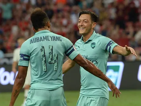 Sau tất cả, nụ cười đã trở lại với 'số 10' Mesut Ozil