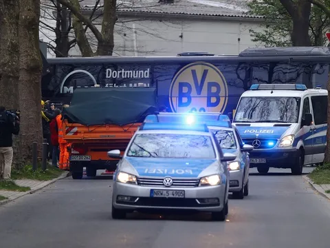 Cảnh sát hộ tống xe buýt của Dortmund đến tận cửa SVĐ
