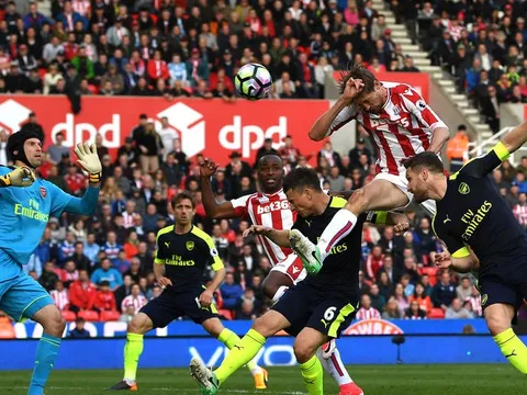 Cao 2m, Peter Crouch vẫn dùng tay để ghi bàn