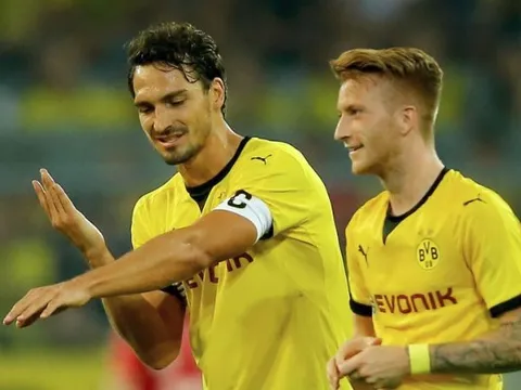 Cuadrado 'ngoan ngoãn' dâng áo số 7 cho Ronaldo