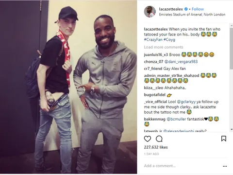 Sát thủ của Arsenal hớn hở vì... cái mông của fan