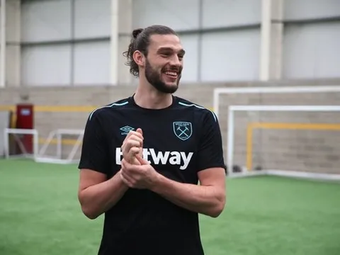 Carroll cười tít mắt trong ngày West Ham trình làng áo đấu mới