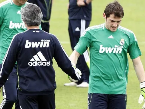 Mourinho: Julio Cesar bắt 1 tay cũng hơn 'thánh' Iker Casillas