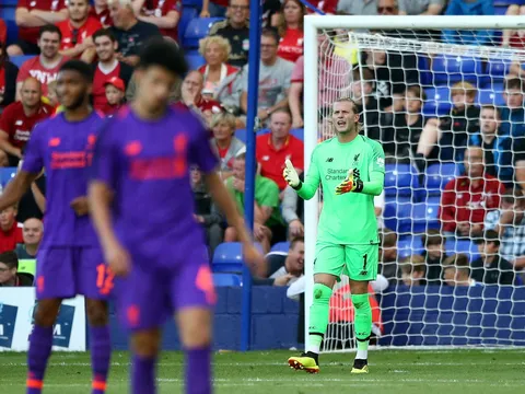 Casillas nóng mặt, đứng ra bảo vệ Karius