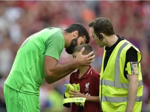 Fan Liverpool 'tan chảy' vì hành động đẹp của Alisson